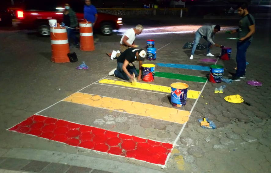 En este momento estás viendo Pintan cruces peatonales en Chapala a favor de la diversidad sexual