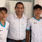 Entrega COMUDE Chapala apoyos económicos a deportistas