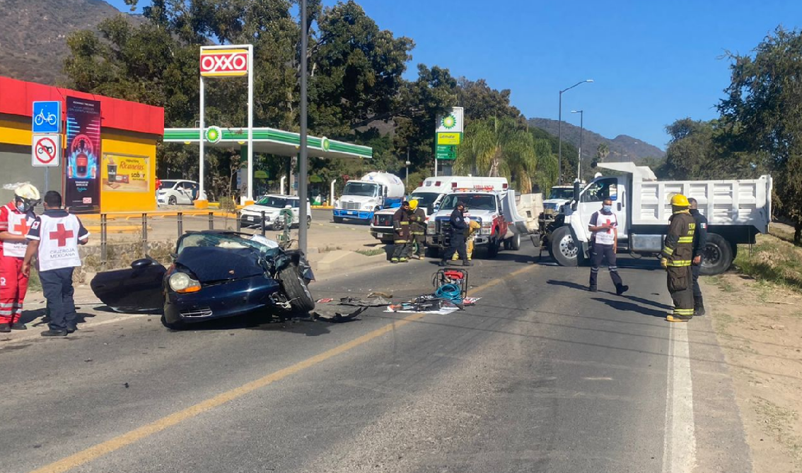 En este momento estás viendo Muere conductor de Porsche tras choque en carretera de Ajijic