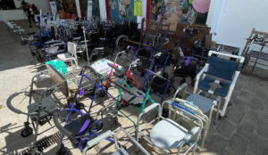 Lee más sobre el artículo Entregan hijos ausentes de Santa Cruz de la Soledad aparatos para movilidad asistida