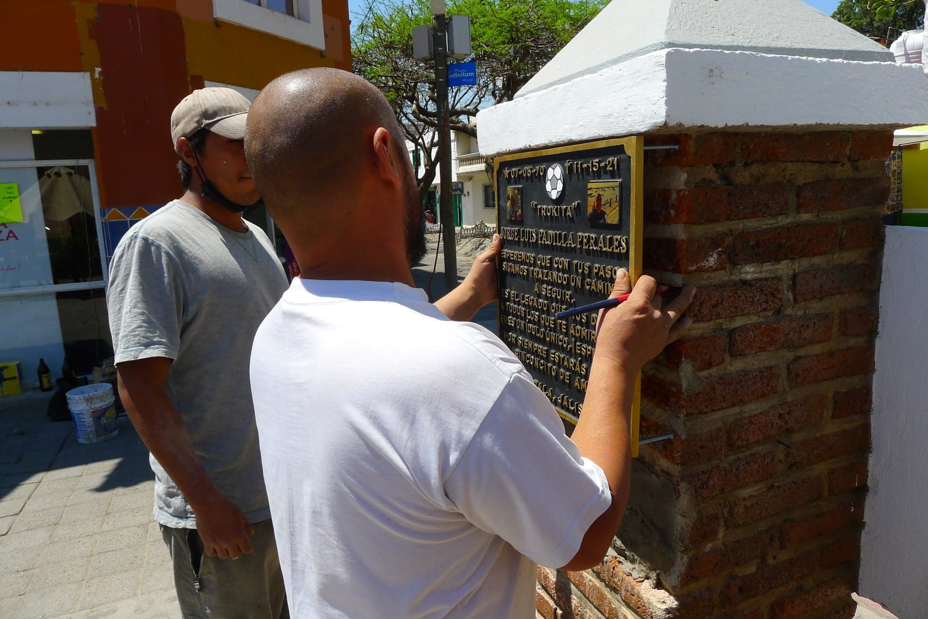 En este momento estás viendo Cambian placa en honor a Jorge Luis Padilla “Trokita”