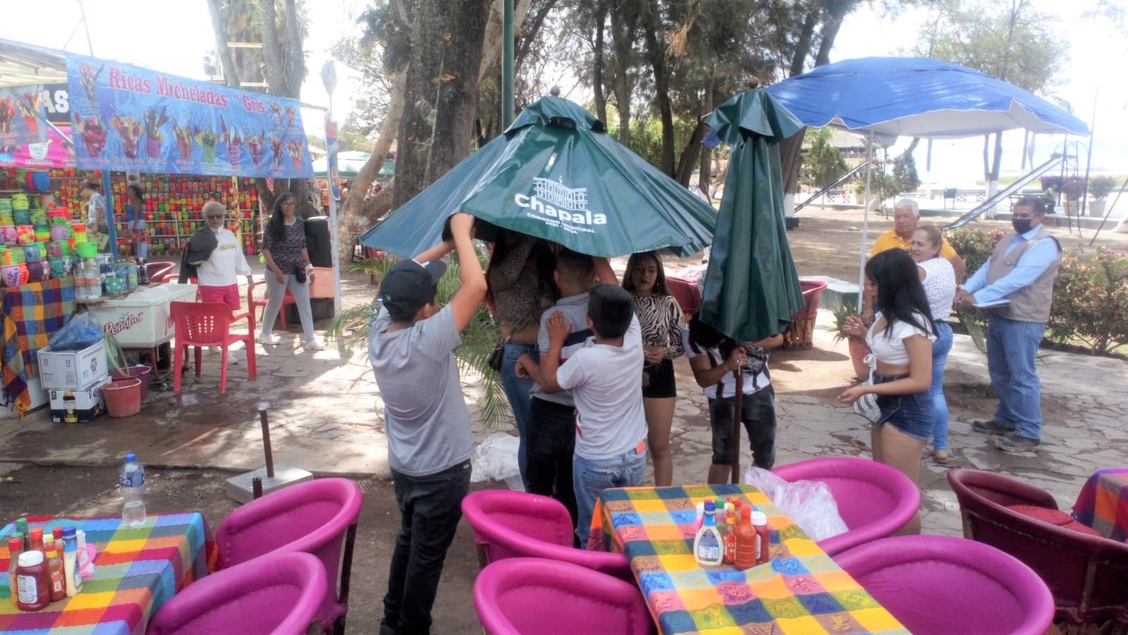 En este momento estás viendo Aclara Ayuntamiento de Chapala que no es imposición el uso de sombrillas