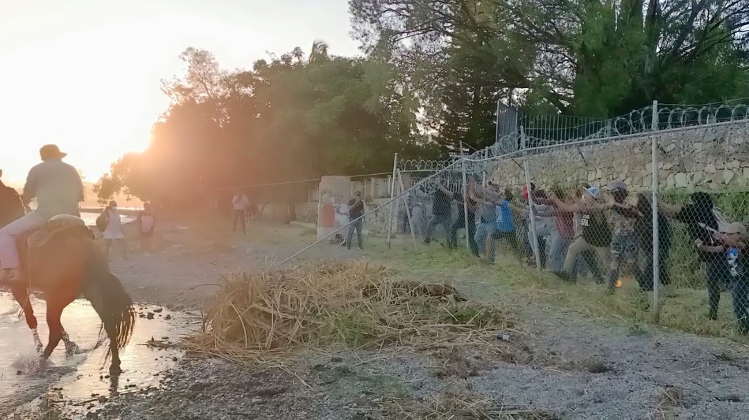 En este momento estás viendo Reanudan activistas de Ajijic retiro de postes y mallas de zona federal