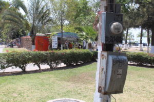 Lee más sobre el artículo Buscan conexiones eléctricas seguras para comercios del malecón de Chapala