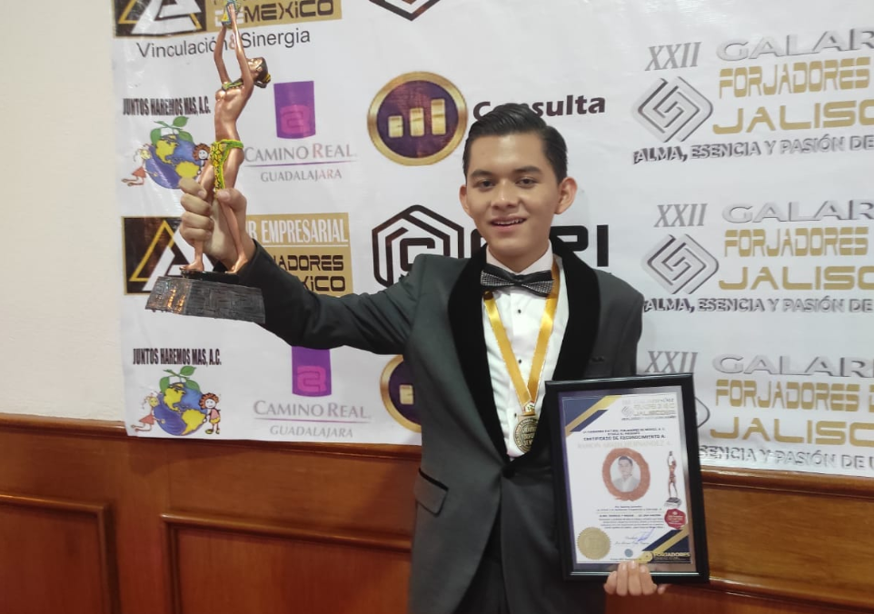 Lee más sobre el artículo Joven de Chapala recibe el Galardón Forjadores de México 2022