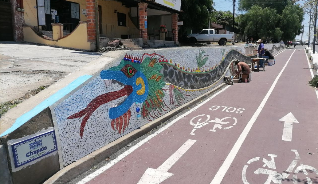 En este momento estás viendo Avanza el mural “Quetzalcóatl” en ciclopista de Ajijic