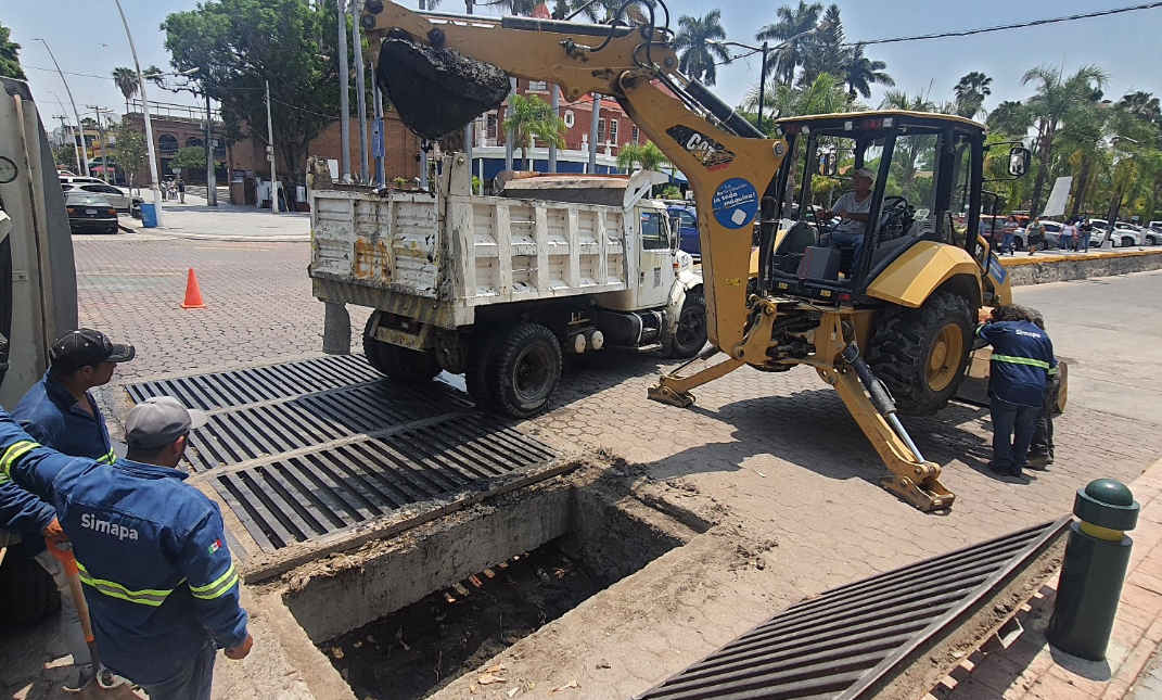 En este momento estás viendo Previo al temporal de lluvias, Chapala inicia limpieza de bocas de tormenta