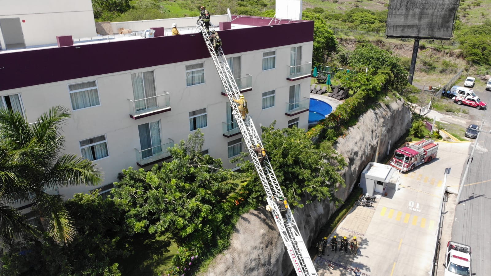 Lee más sobre el artículo Capacitan a bomberos en combate de incendios en edificios