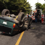 Aparatosa volcadura en La Milagrosa; conductora resultó ilesa