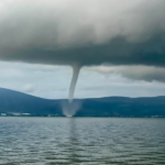 Captan formación de “culebra de agua” en el Lago de Chapala