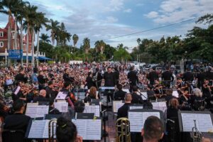 Lee más sobre el artículo Orquesta Filarmónica de Jalisco y el Mariachi Nuevo Tecalitlán brindan concierto en el malecón de Chapala