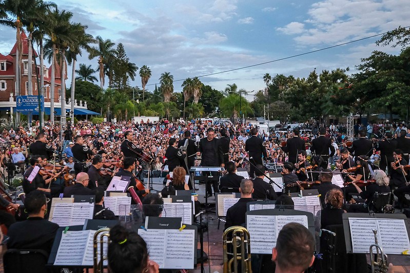 En este momento estás viendo Orquesta Filarmónica de Jalisco y el Mariachi Nuevo Tecalitlán brindan concierto en el malecón de Chapala