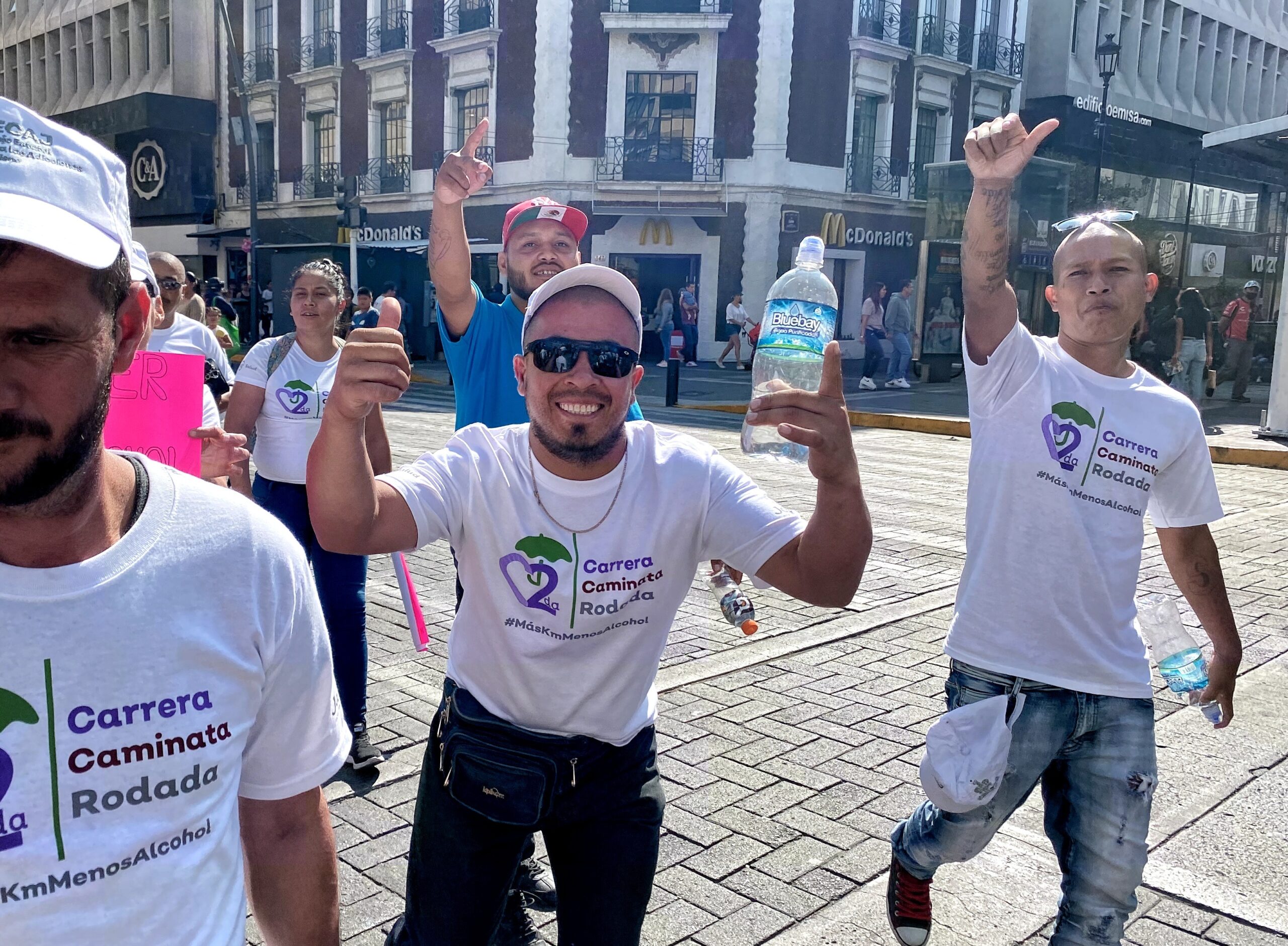 En este momento estás viendo En caminata lanzan consignas contra uso nocivo de bebidas alcohólicas