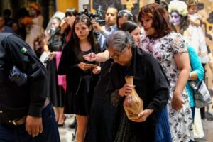 Lee más sobre el artículo <strong>Realiza Casa de las Artesanías el primer desfile de catrinas y un homenaje a artesanos de Jalisco</strong>