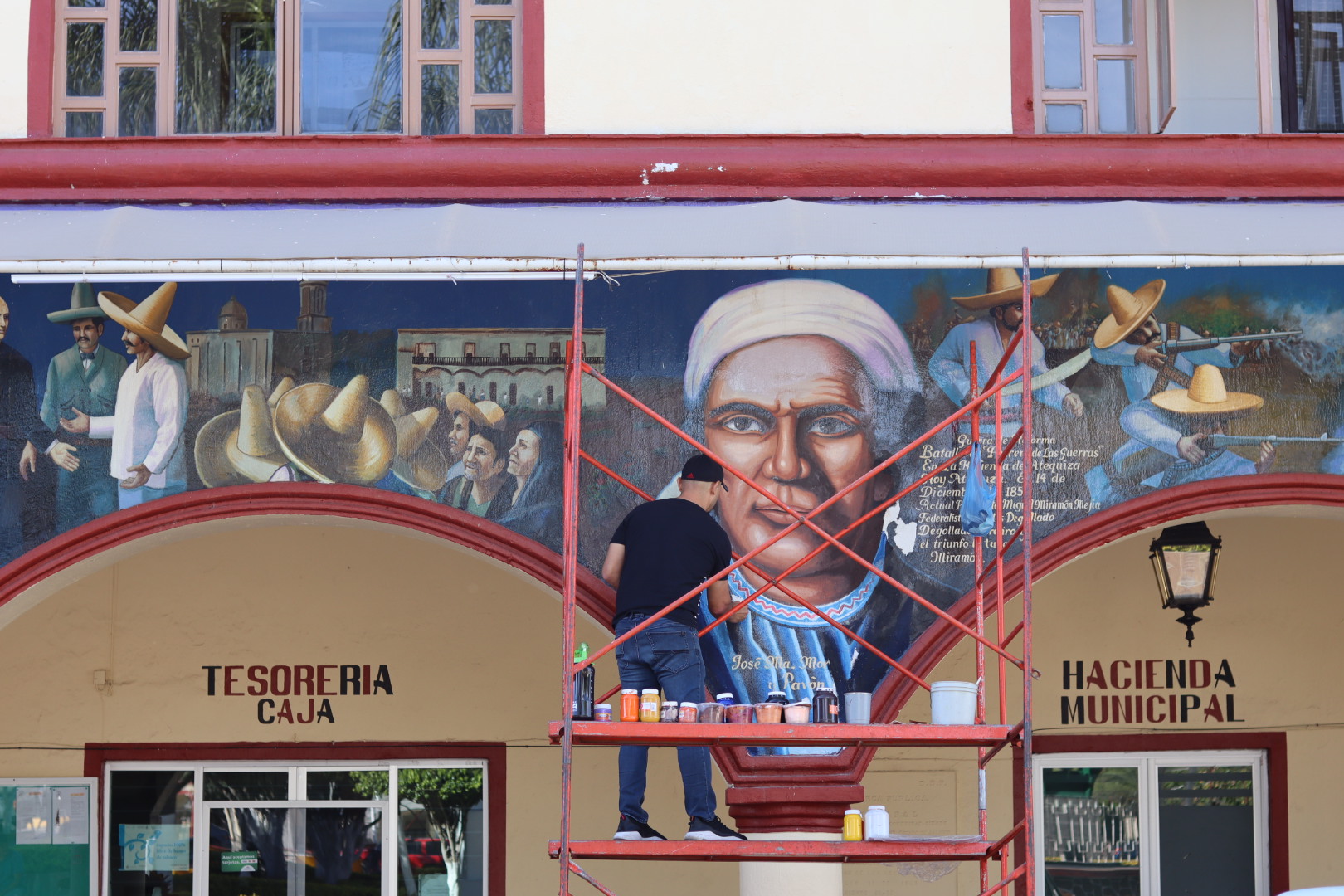 En este momento estás viendo Restauran mural del pintor Javier Zaragoza en Ixtlahuacán de los Membrillos