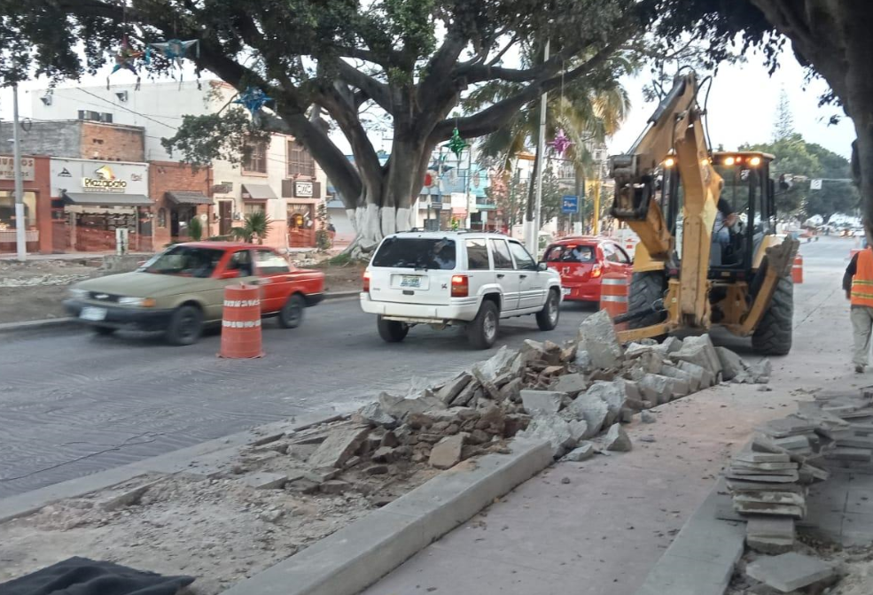 Lee más sobre el artículo Tumban franja peatonal y modifican esquina de Avenida Madero