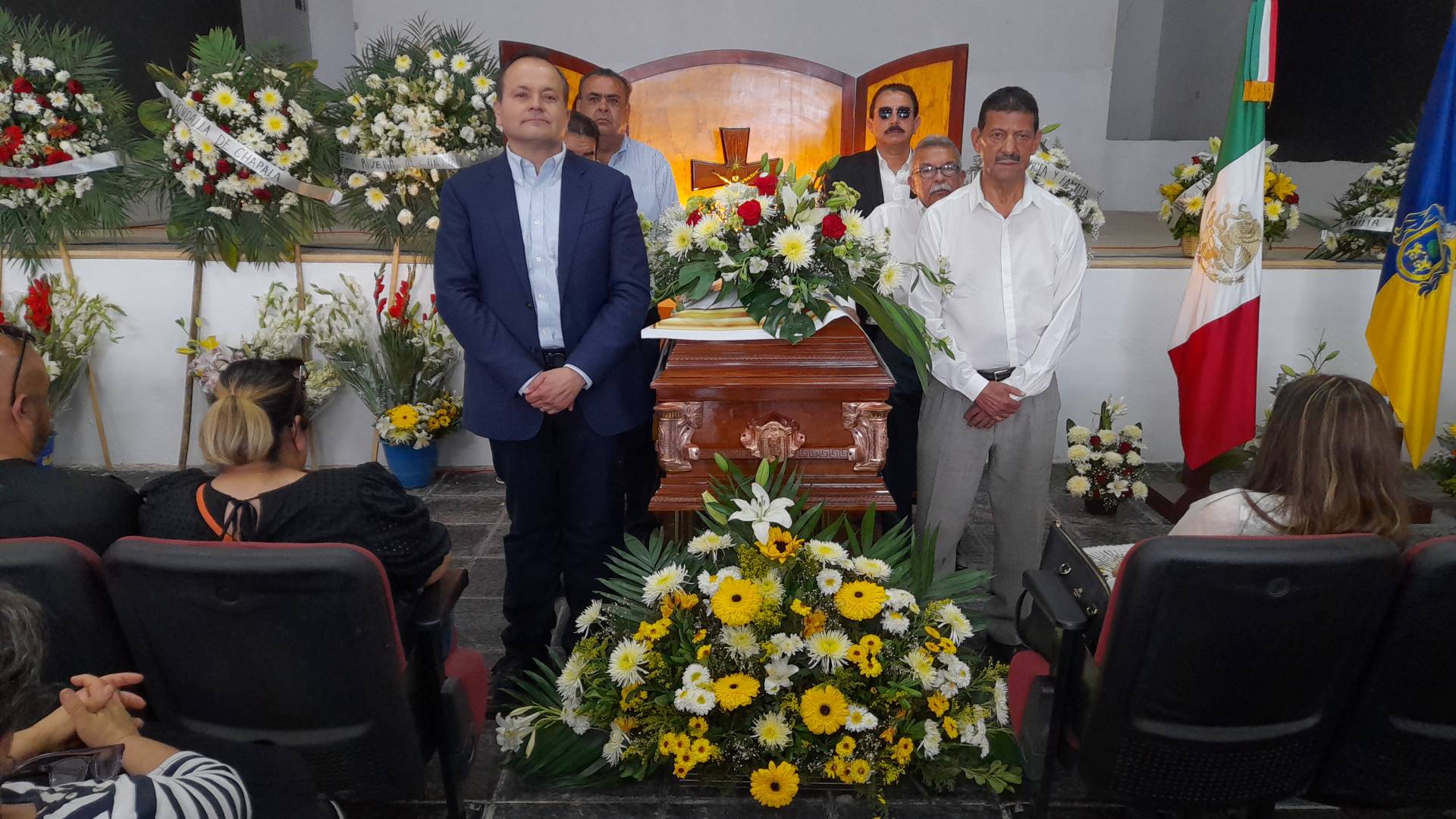 En este momento estás viendo Despiden con homenaje al ex alcalde de Chapala, José Guadalupe Padilla