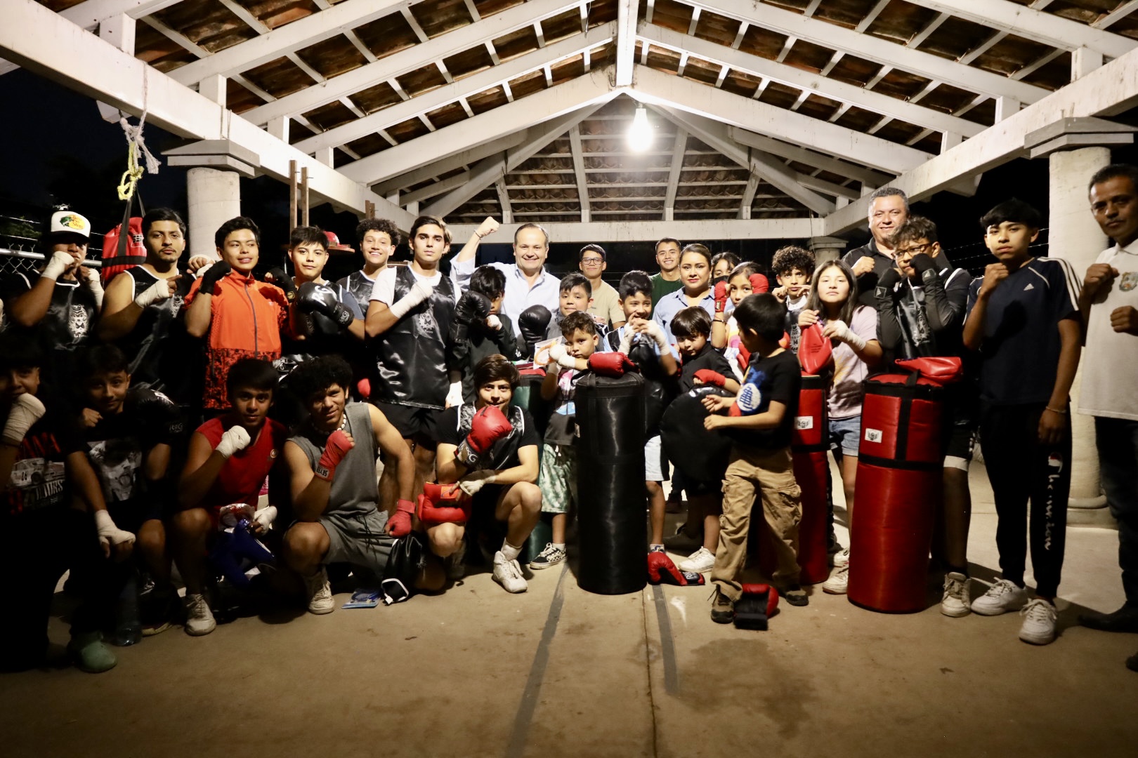 En este momento estás viendo Entregan material deportivo a escuela de box en Ajijic