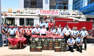 Lee más sobre el artículo Entrega Alejandro Aguirre chamarras y botas a bomberos de Chapala