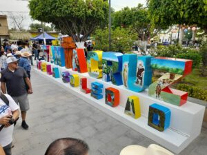 Lee más sobre el artículo Alejandro Aguirre inaugura letras monumentales en Santa Cruz de la Soledad