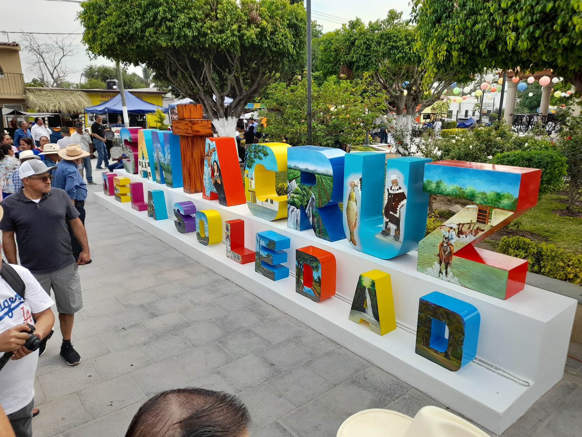 En este momento estás viendo Alejandro Aguirre inaugura letras monumentales en Santa Cruz de la Soledad