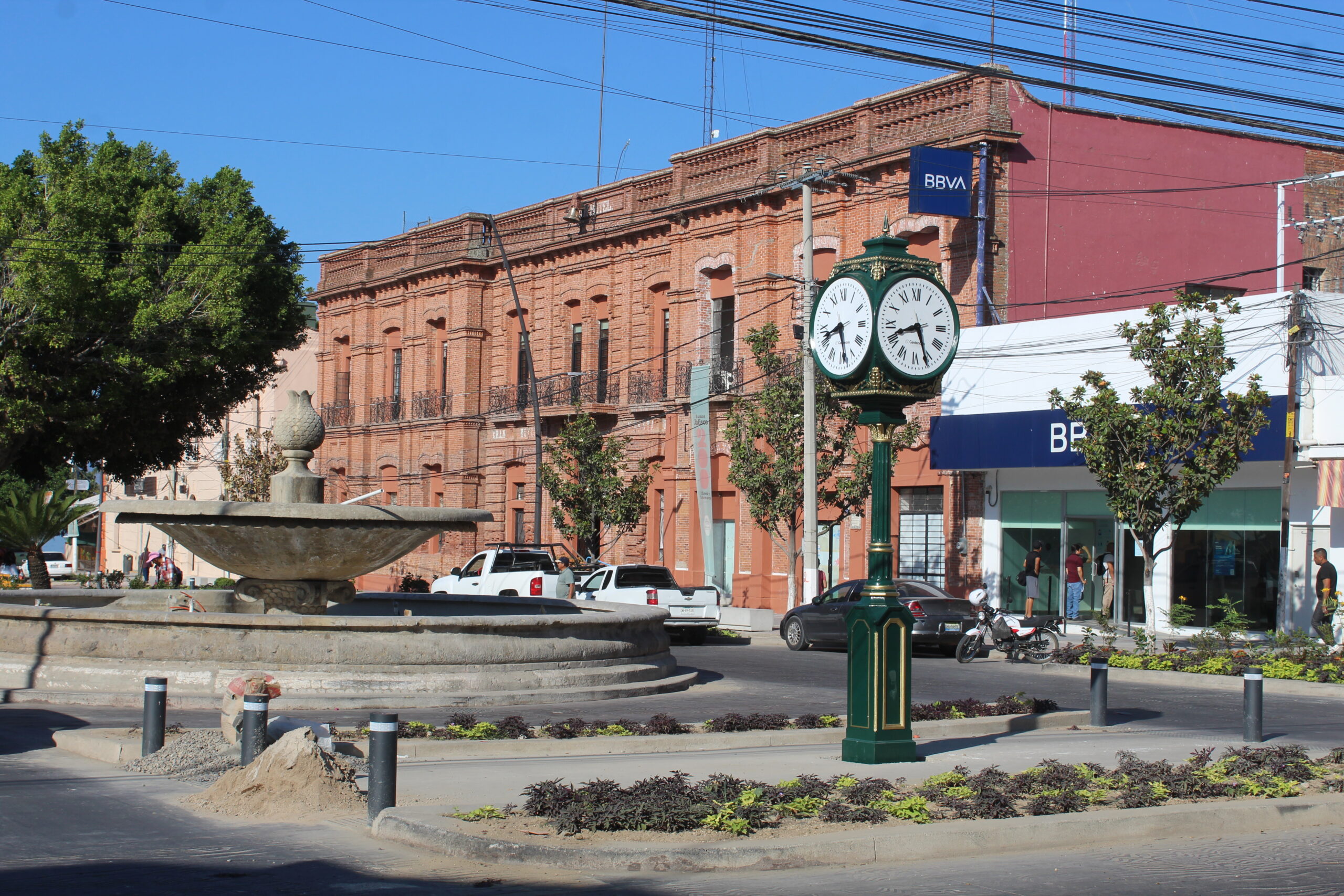 En este momento estás viendo Reloj instalado en Chapala provoca polémica y evidencia ignorancia