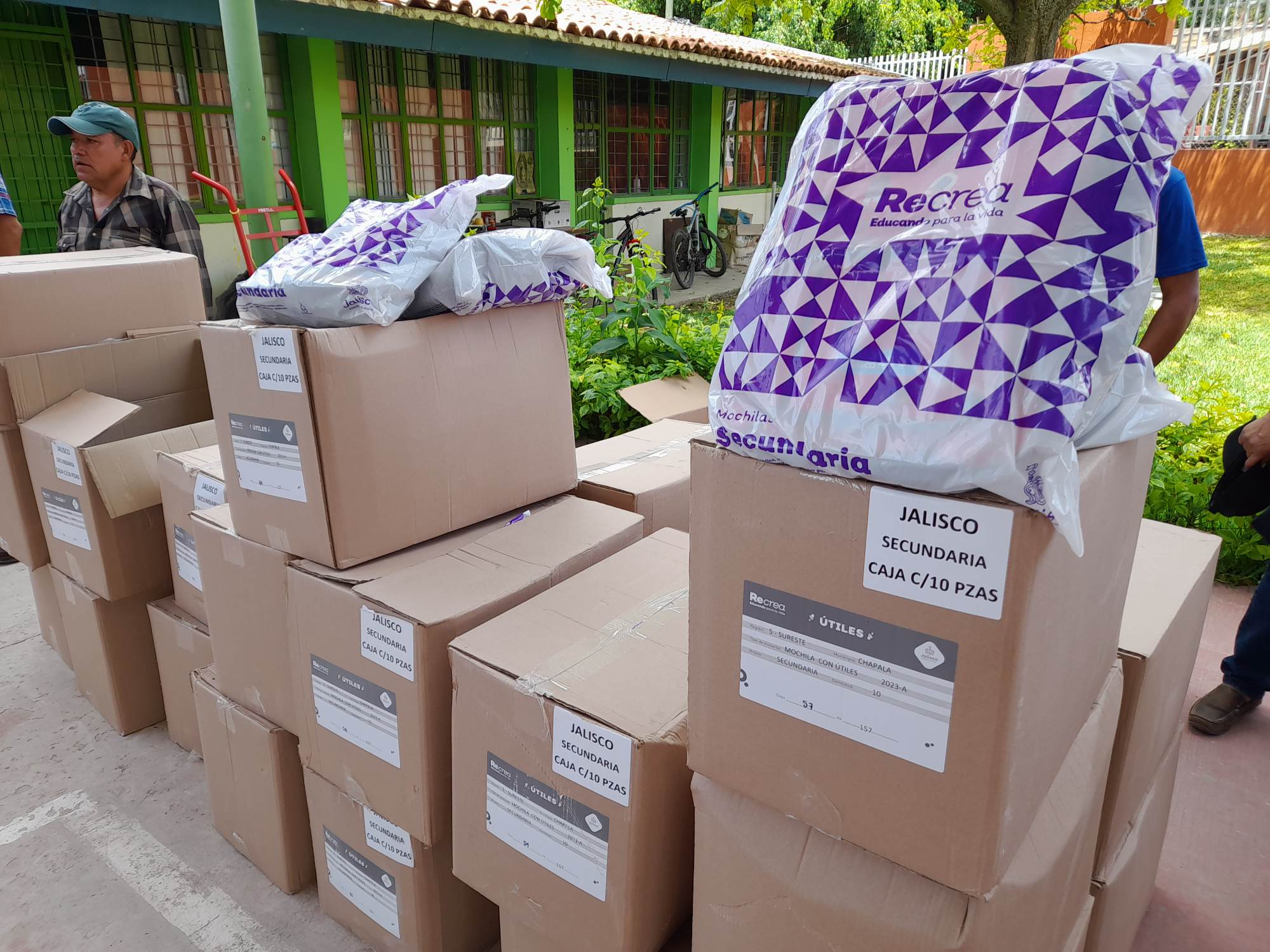 En este momento estás viendo Alcalde de Chapala entrega primeros paquetes escolares del programa RECREA