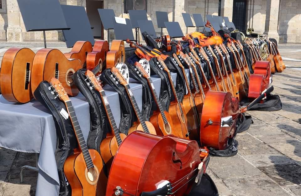 En este momento estás viendo Escuelas de educación básica de Chapala reciben kits de instrumentos musicales