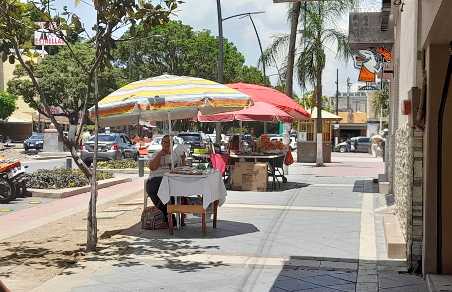 En este momento estás viendo Comerciantes de Chapala deberán cambiar sombrillas de colores por verdes