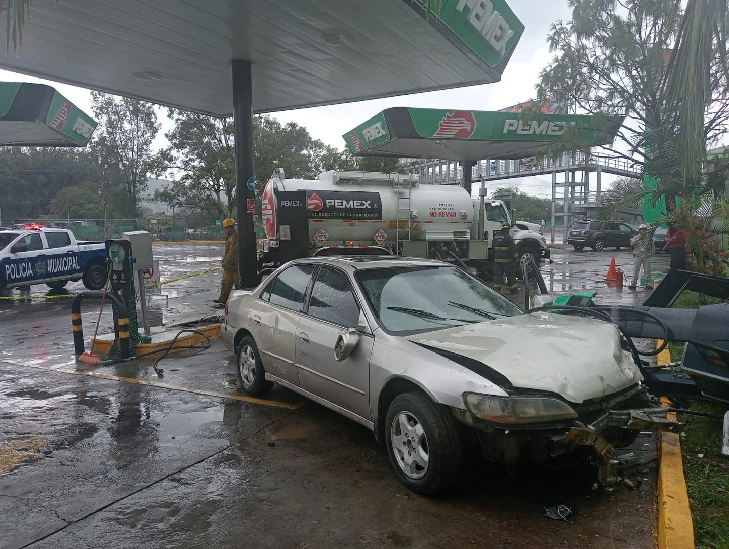 En este momento estás viendo Vehículo se impacta contra una gasolinera en Ixtlahuacán de los Membrillos