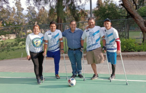 Lee más sobre el artículo Recibe equipo de futbol de amputados “Pitufos” pares de muletas