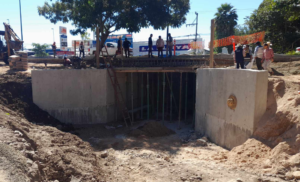 Lee más sobre el artículo Avanzan obras en puente y carril lateral en Ajijic