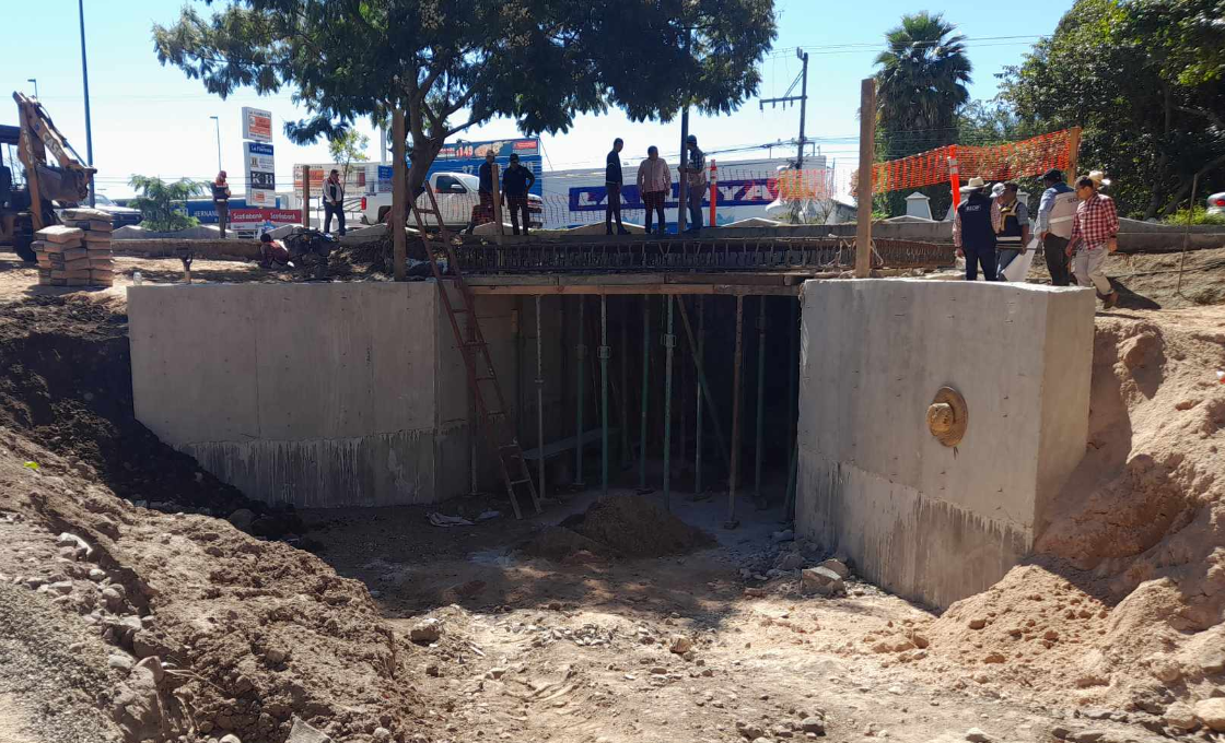 En este momento estás viendo Avanzan obras en puente y carril lateral en Ajijic