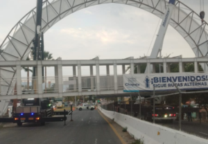 Lee más sobre el artículo Retiran puente peatonal en ingreso a Chapala por la obra de los arcos