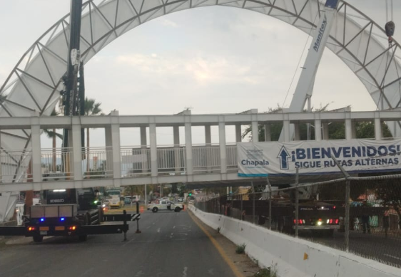 En este momento estás viendo Retiran puente peatonal en ingreso a Chapala por la obra de los arcos