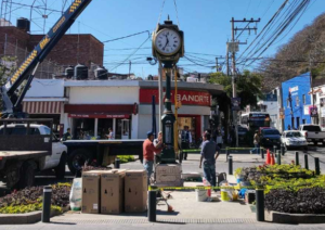 Lee más sobre el artículo Mueven y reinstalan reloj urbano de Chapala sobre un pedestal de cantera