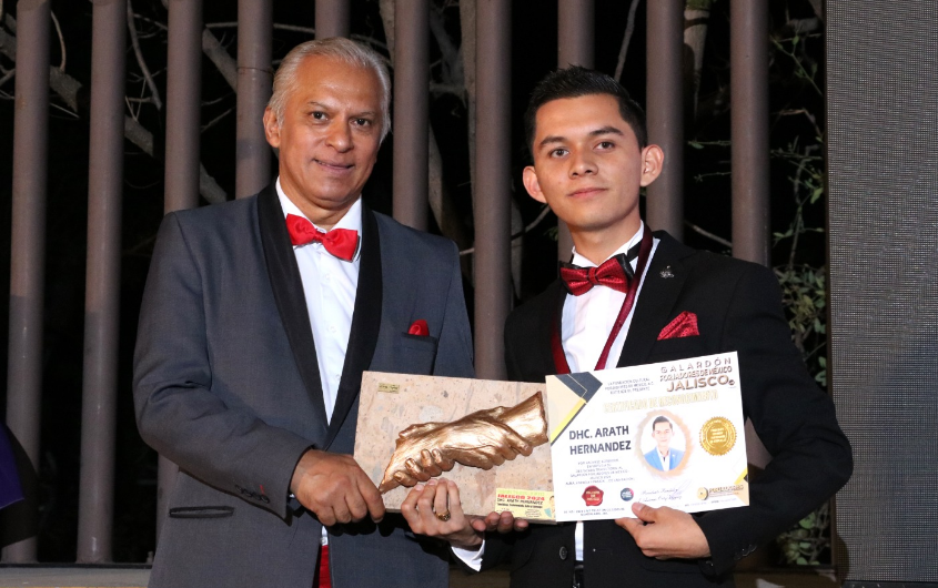 En este momento estás viendo Por tercera ocasión, joven de Chapala recibe el Galardón Forjadores de México