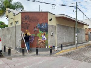 Lee más sobre el artículo Pinta Efrén González mural sobre los ladrilleros de San Antonio Tlayacapan