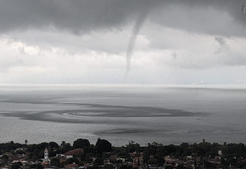 En este momento estás viendo Captan “culebra de agua” en el Lago de Chapala