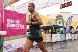 Lee más sobre el artículo Chapalense vence bajo la lluvia en el Medio Maratón de Tlaquepaque