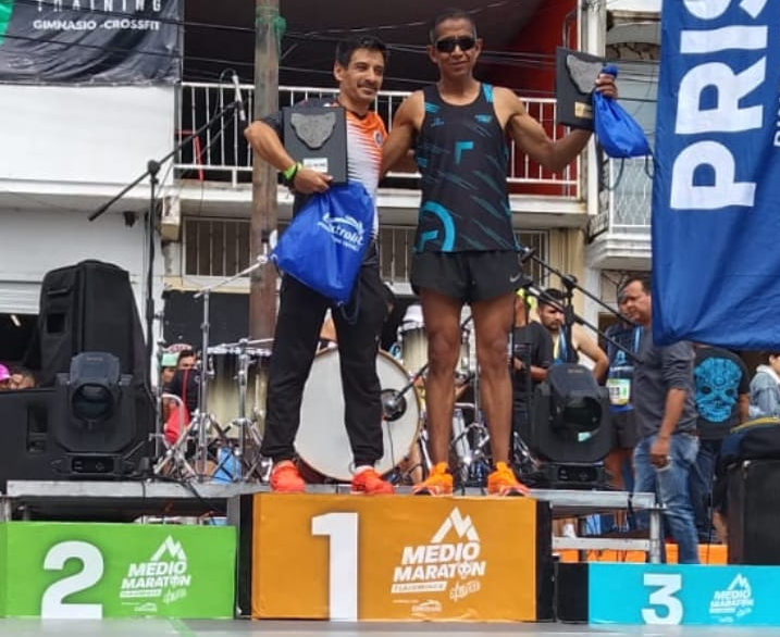 En este momento estás viendo Gana Alberto Arrayga primer lugar en el Medio Maratón de Tlajomulco