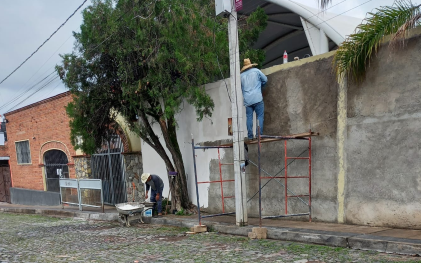 En este momento estás viendo Comienzan trabajos para el proyecto de murales en primaria de San Antonio Tlayacapan