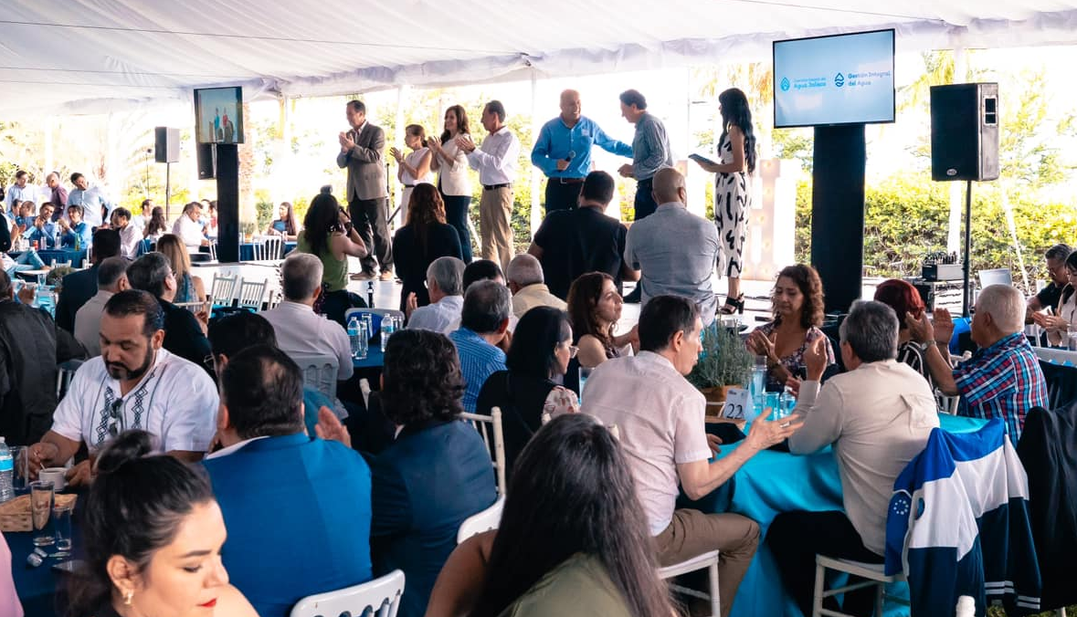 En este momento estás viendo Premian en Ajijic al ganador de los pronósticos del nivel del Lago de Chapala en 2023