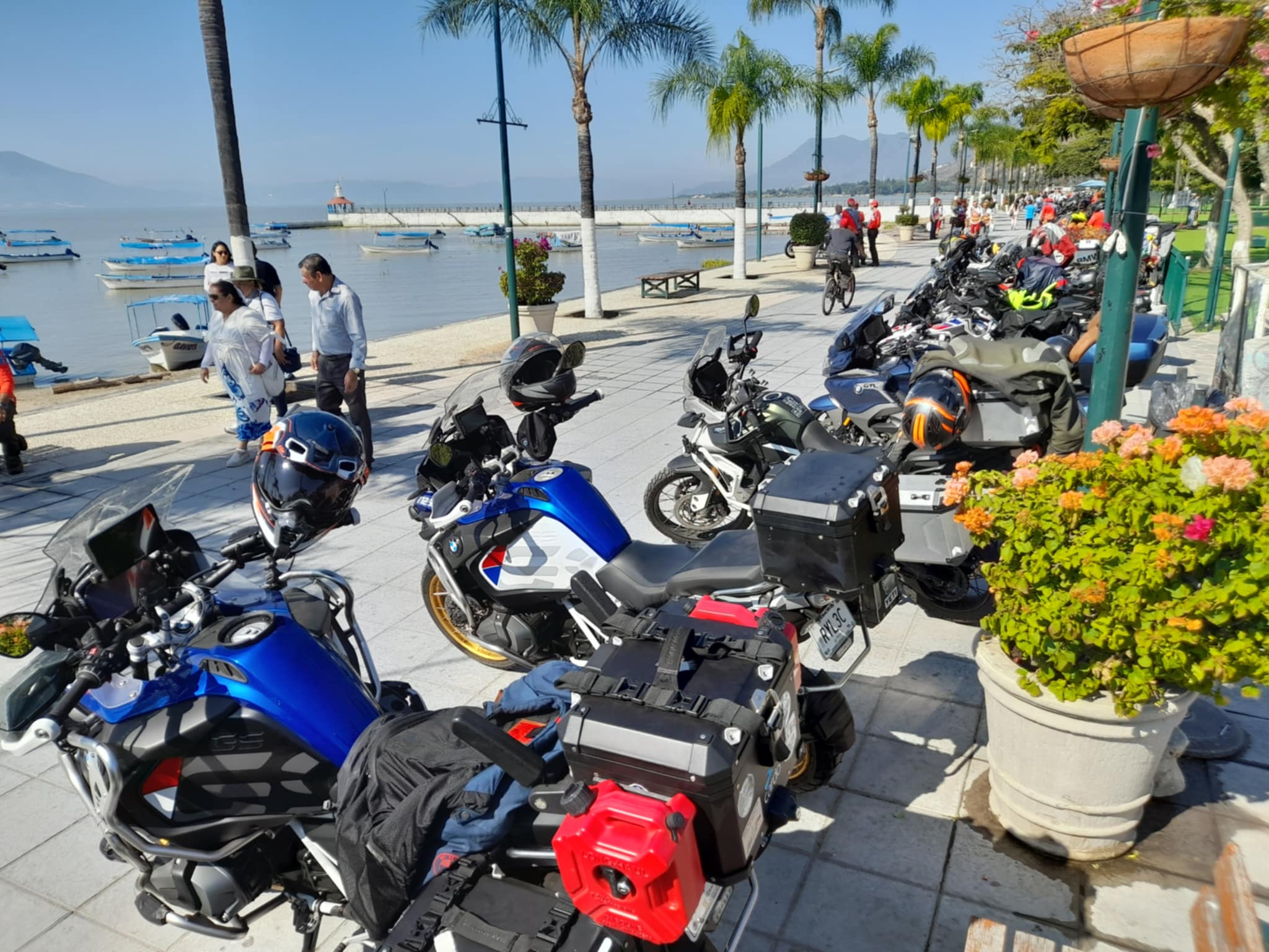 Lee más sobre el artículo Invaden motociclistas el malecón de Chapala