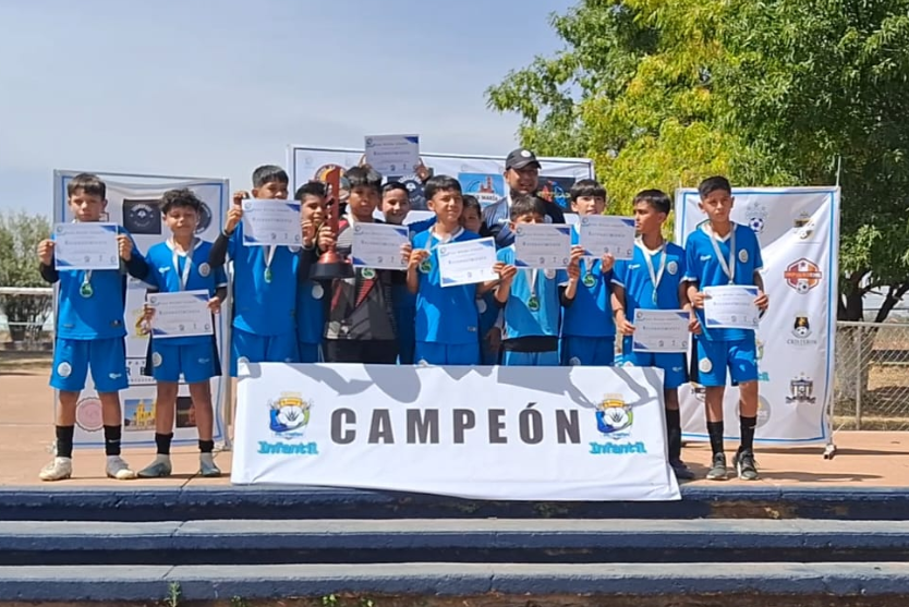 En este momento estás viendo Escuela de futbol CEFAR destaca en la Copa Alteña 2025