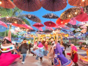 Lee más sobre el artículo Santa Cruz de la Soledad se viste de colores con decoración de sombrillas