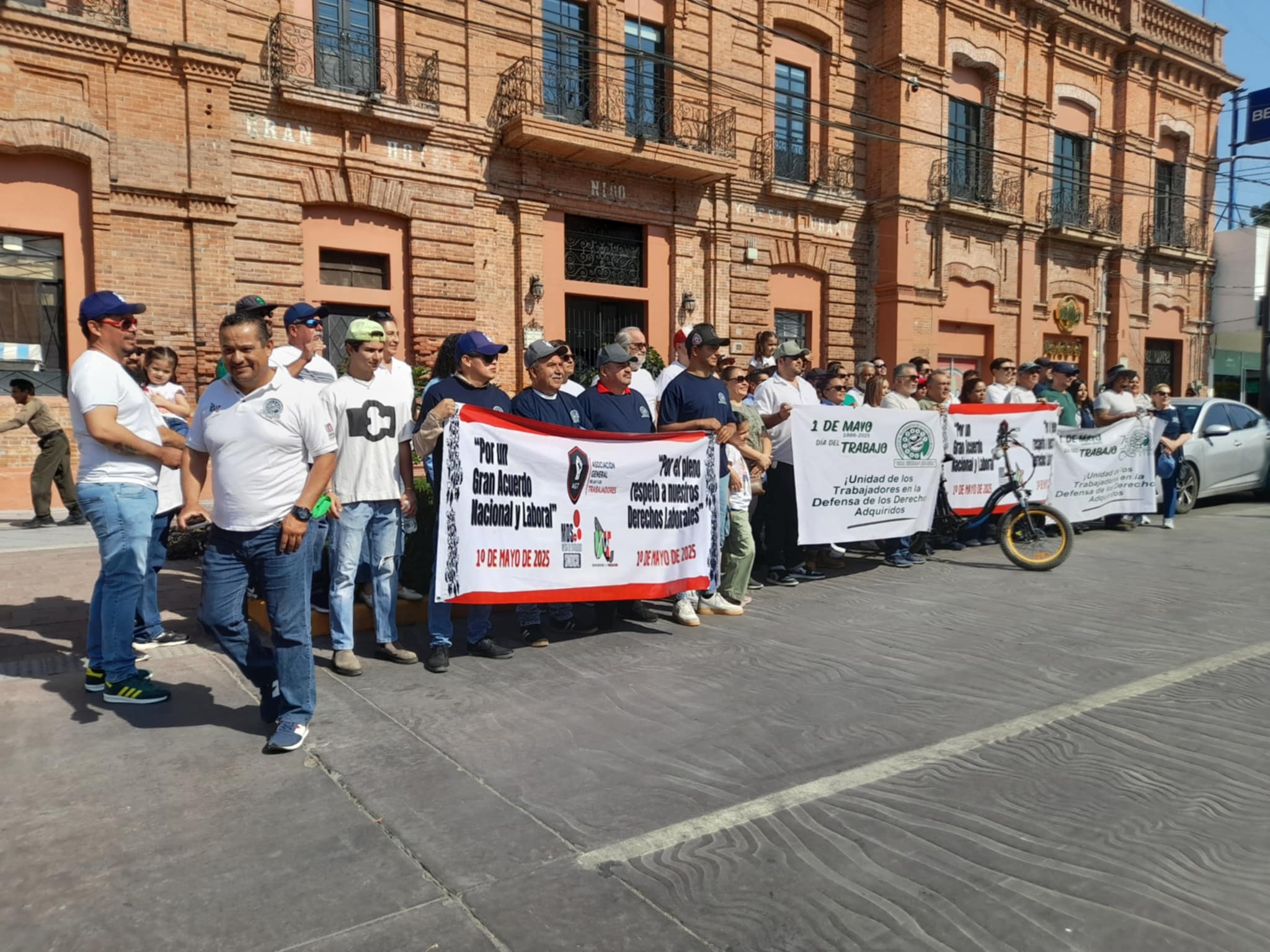 En este momento estás viendo Telefonistas marchan en Chapala por el Día del Trabajo