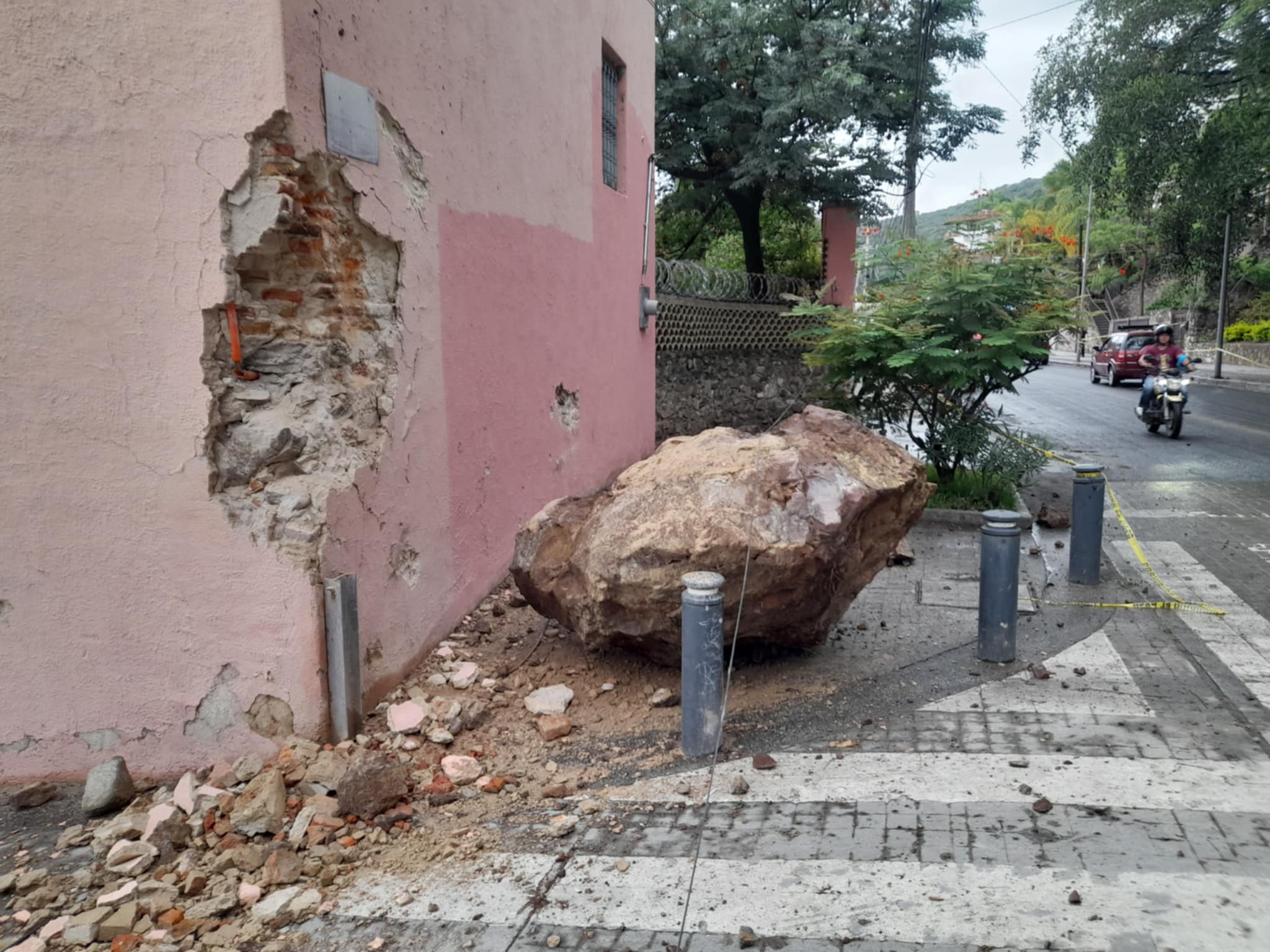 En este momento estás viendo Caen piedras en la Avenida Hidalgo