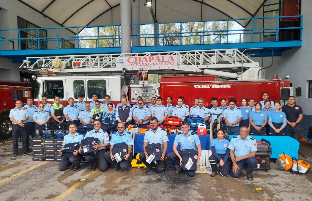 En este momento estás viendo Entregan equipo y uniformes a personal de Protección Civil y Bomberos de Chapala
