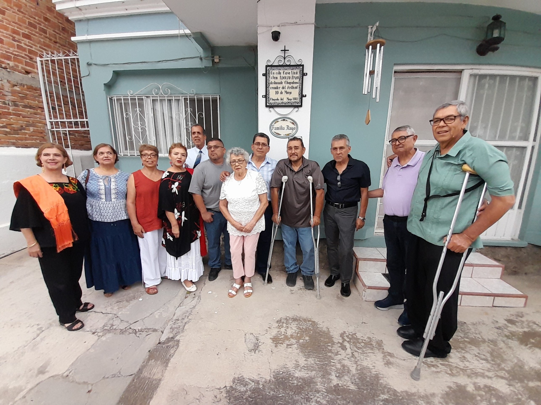 En este momento estás viendo Develan placa en homenaje a don Adolfo Rayo, creador del festival del 10 de Mayo en Chapala